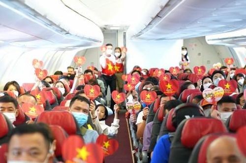 Bay khắp Việt Nam cùng những chuyến bay tràn ngập cờ đỏ sao vàng Ngày Quốc khánh