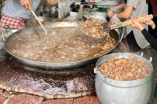 Khách Việt ngỡ ngàng nếm thử nồi nước dùng khổng lồ 50 năm không đổ