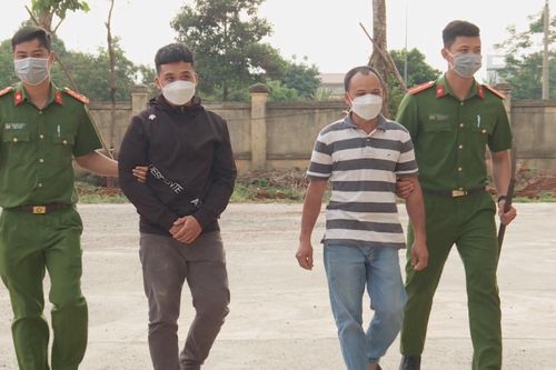 Sau va chạm giao thông, 2 cha con vác rựa đi chém người