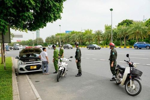 Lái xe taxi tấn công nhân viên sân bay vì bị nhắc nhở dừng đỗ