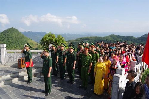 Thiêng liêng Lễ chào cờ tại cột cờ quốc gia Lũng Cú