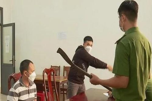 Tạm giam hai bố con chém người tới tấp sau va chạm giao thông