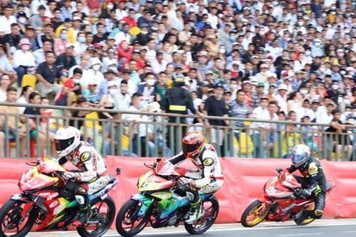 Hàng nghìn người xem đua xe trên 'chảo lửa' Cần Thơ