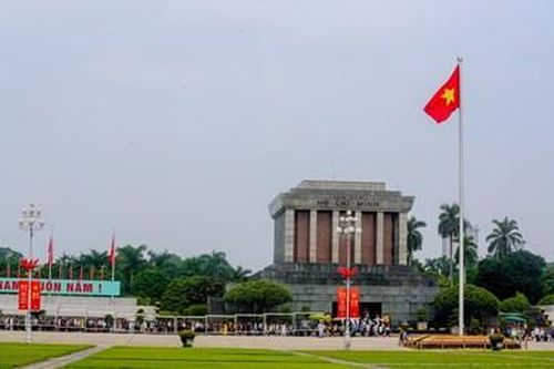 Thủ đô Hà Nội rợp cờ Tổ quốc, nhân dân vào Lăng viếng Chủ tịch Hồ Chí Minh trong ngày Quốc khánh 2/9