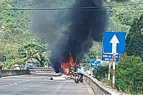 Phú Yên: Xe chở hàng chuyển phát nhanh bất ngờ bốc cháy dữ dội