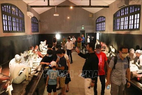 Đông đảo du khách tìm đến địa chỉ đỏ 'Hỏa Lò' trong ngày Tết Độc lập
