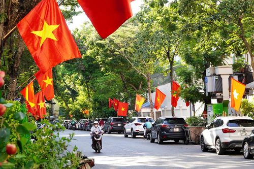 Đường phố rực sắc cờ hoa mừng Quốc khánh 2/9: 'Ngày này ra đường thử đi, sẽ thấy Tổ quốc đẹp nhường nào'