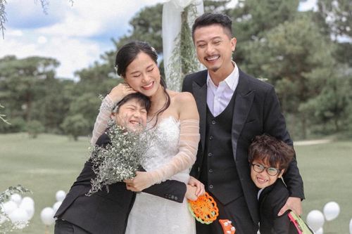 Hứa Minh Đạt chúc mừng sinh nhật bà xã Lâm Vỹ Dạ nhưng nó lạ lắm!