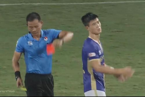 HLV Hà Nội FC bảo vệ Duy Mạnh, đòi công bằng khi đội nhà bị xử ép