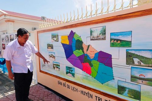 Liên đoàn Lao động huyện Tri Tôn thực hiện công trình vẽ tranh trên tường chào mừng 2/9