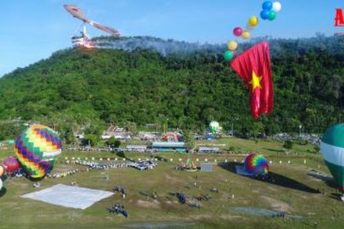 Lá cờ Tổ quốc khổng lồ bay trên Phụng Hoàng Sơn