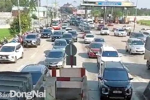 Tiếp tục xả trạm thu phí trên quốc lộ 51 vì lượng xe đi chơi lễ 2-9 quá đông