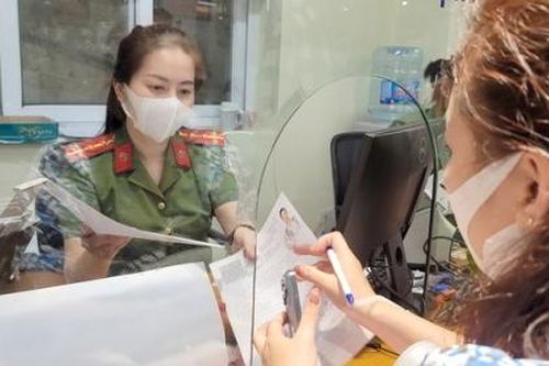 Bổ sung bị chú 'nơi sinh' trong hộ chiếu: Người dân cần làm những thủ tục gì, có mất phí không?