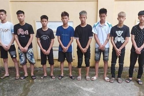 8 thanh niên rủ nhau cướp thuốc lá điện tử