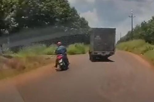 Clip xe tải tránh ổ gà 'ép' xe máy lao vào bụi rậm