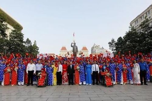 TPHCM: Xúc động đám cưới tập thể của 100 cặp uyên ương nhân ngày Tết độc lập