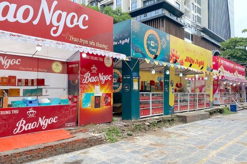 Hà Nội: Bánh trung thu hiện đại ế hàng, bánh truyền thống tấp nập người mua