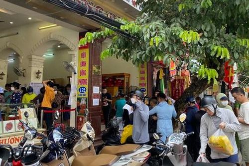 Hải Phòng: Mua bánh trung thu, hết dậy sớm xếp 'lốt' lại tới ẩu đả