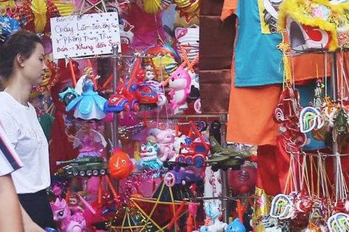 Phố Hàng Mã tấp nập người vui Trung thu sớm dịp nghỉ lễ 2/9