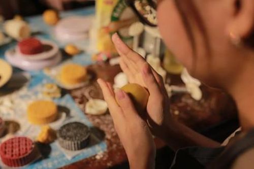 Cho mùa trăng thêm tròn vị: Từ workshop làm bánh Trung Thu đến nến thơm thỏ Mặt Trăng