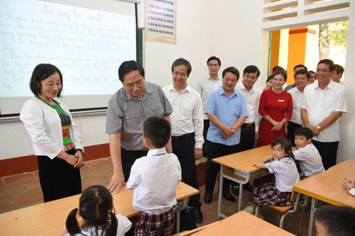 Thủ tướng Phạm Minh Chính trò chuyện với học sinh Phú Thọ trước thềm năm học mới