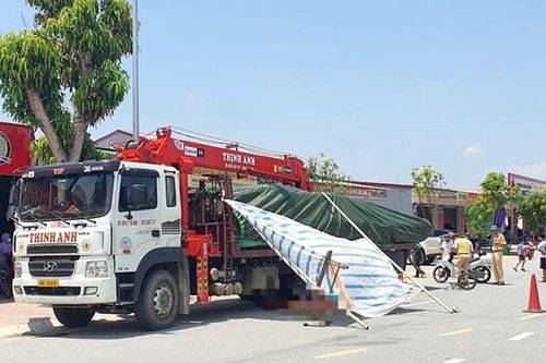 Xe cẩu tự hành chở gỗ đâm xe đạp, cháu bé 8 tuổi tử vong thương tâm