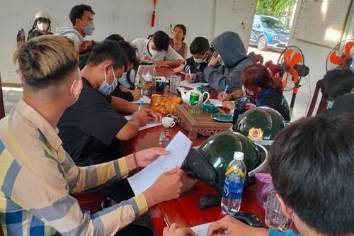 Gia hạn tạm giữ hình sự nhóm đua xe lẩn trốn trong rừng