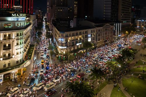 Người dân đổ về chơi lễ 2/9, trung tâm TP.HCM kẹt xe đến khuya