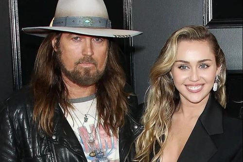 Miley Cyrus cắt đứt liên lạc với cha