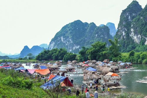 Thuyền bè cắm trại phủ kín mặt sông Bôi