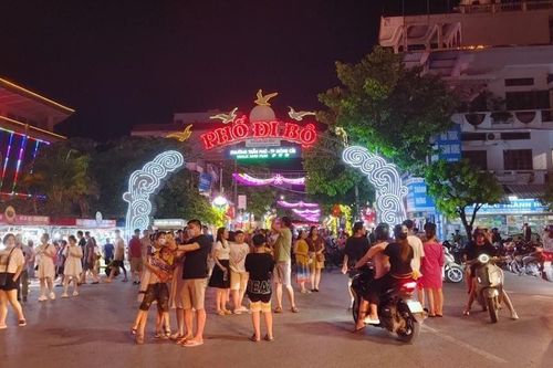 Móng Cái đón lượng khách du lịch tăng đột biến