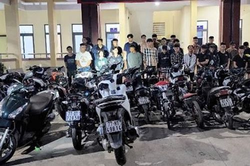 Quái xế 'đi bão' lúc rạng sáng