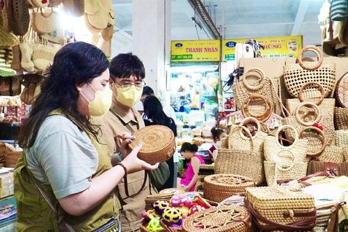 Tiểu thương các chợ lớn bội thu