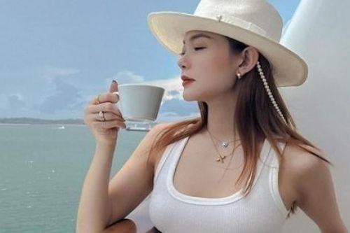 Sao Việt: Minh Hằng thả dáng trên du thuyền, Phương Anh Đào khoe mặt mộc 'không tì vết'