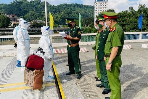 Tiếp nhận đối tượng có lệnh truy nã do Công an Trung Quốc trao trả