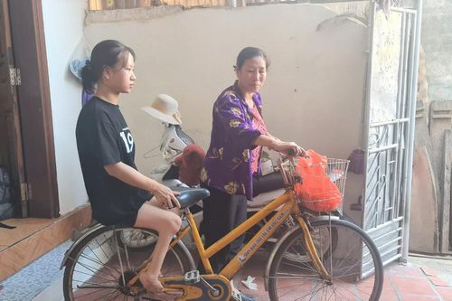 Nữ sinh liệt hai chân từ lớp học tình thương đến giảng đường đại học