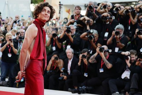 Mỹ nam Hollywood diện đồ sexy lưỡng tính gây choáng trên thảm đỏ Venice
