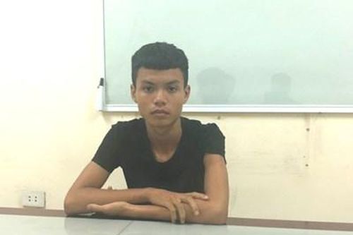 Dùng tiền trộm cắp để đãi bạn và mua điện thoại tặng bạn gái