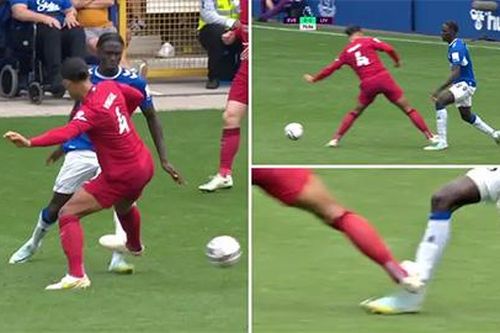 Van Dijk gặp may, thoát thẻ đỏ ở pha đạp gầm giày cực nguy hiểm