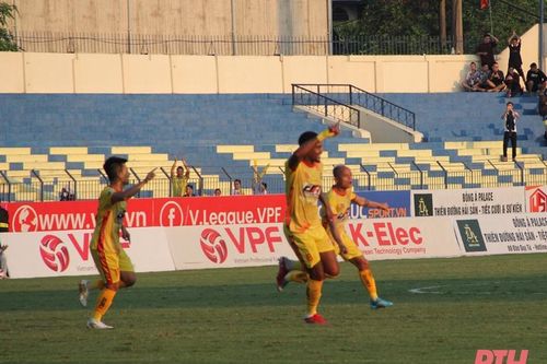Paulo Pinto lập cú đúp, Đông Á Thanh Hóa thắng thuyết phục trận derby Bắc Trung Bộ