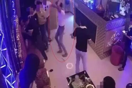 Đập phá cơ sở karaoke vì mâu thuẫn với người tình