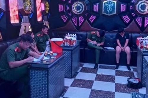 Nữ nhân viên quán karaoke DJ Club bán dâm trong phòng VIP