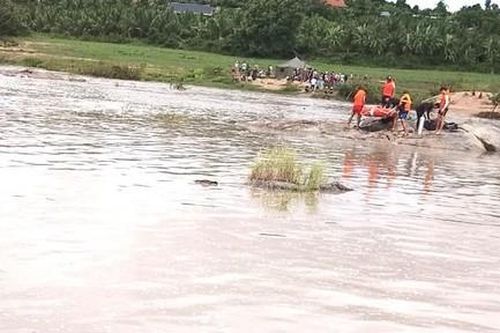 Chụp hình bên thác, học sinh lớp 9 bị nước cuốn trôi