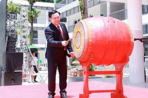 Chủ tịch Quốc hội Vương Đình Huệ dự lễ khai giảng và khánh thành Trường THPT Kỳ Sơn, Nghệ An