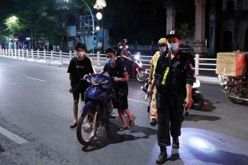 Cảnh sát 141 hóa trang tuần tra, ngăn chặn đua xe gây rối, thu giữ nhiều bình khí cười
