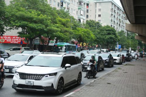 Dòng phương tiện ùn ùn đổ về Thủ đô, tắc cứng từ trên cao xuống dưới thấp