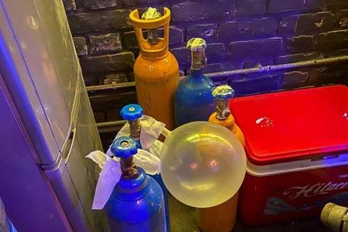 Xử phạt xưởng bóng cười ở Hà Nội