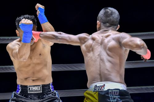 'Thánh Muay' Buakaw knock-out đối thủ ngay hiệp đầu
