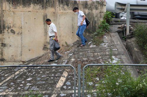 Hành khách leo rào thoát khỏi cao tốc vì cửa ngõ Hà Nội tắc cứng
