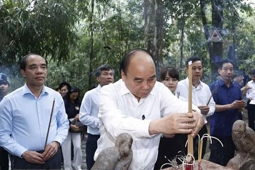Chủ tịch nước Nguyễn Xuân Phúc dâng hương tại Khu di tích quốc gia đặc biệt Tân Trào